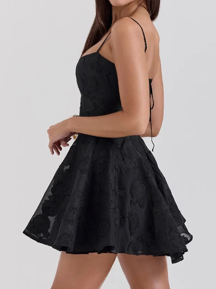 שמלת מיני שיפון בגזרת A בעיטור רקמת איורי פרחים בעיצוב קשירה בגב להצמדה במותן - Allyson