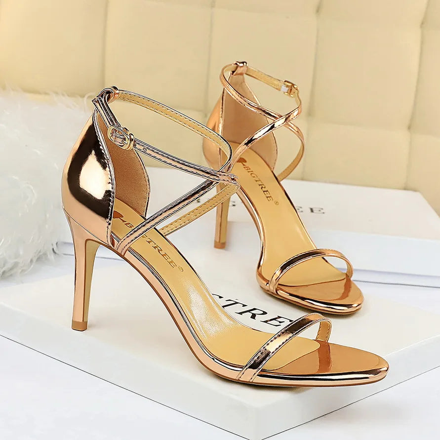 סנדלי עקב מבריקות בעיצוב רצועות קרוס - MAX