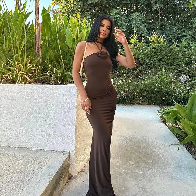 שמלת מקסי צמודה בעיטור פרח קשירת צוואר - רוזי