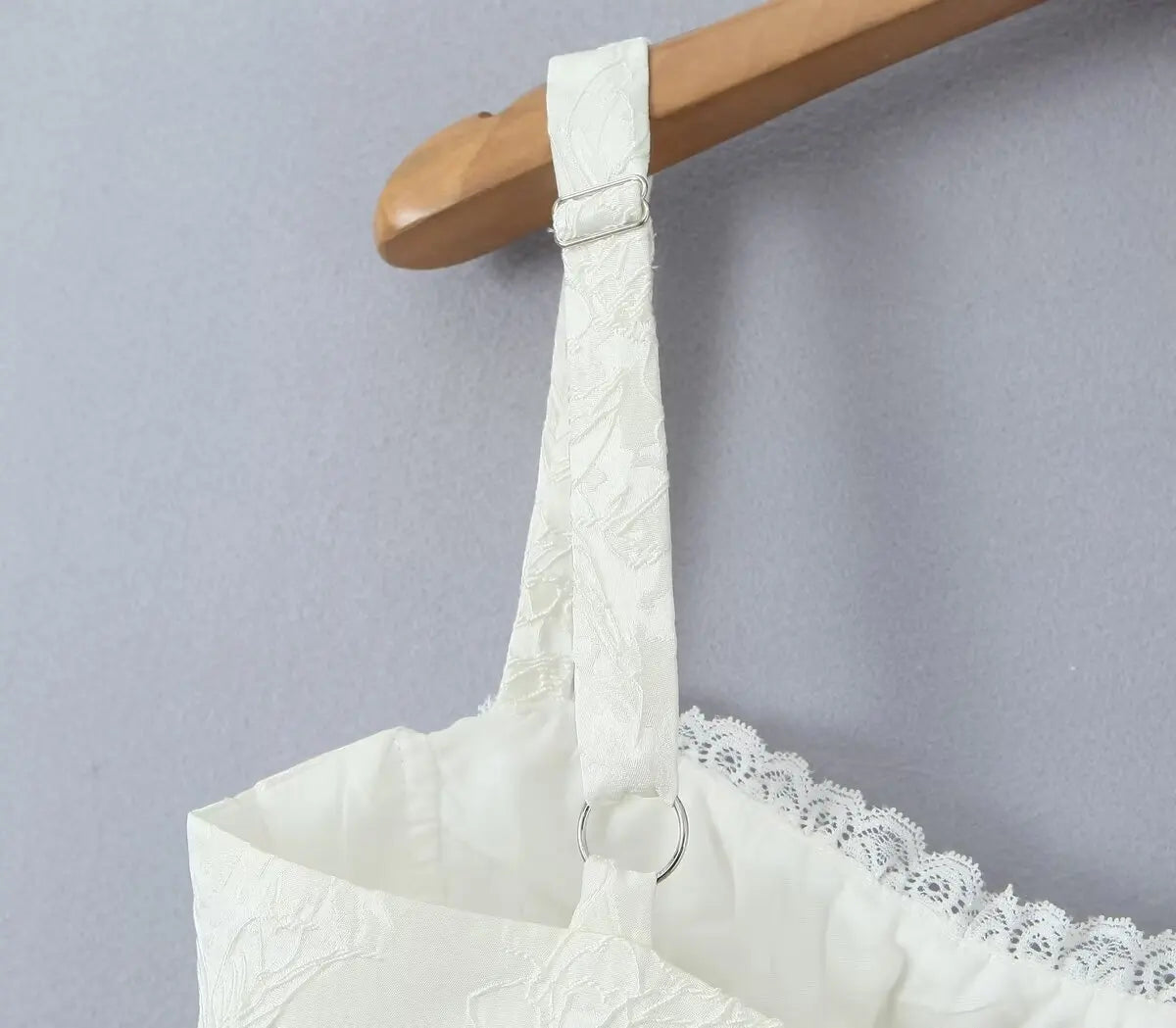 שמלת מיני בעיצוב רקמת איורי פרחים בעיטור תחרה - בלנקה