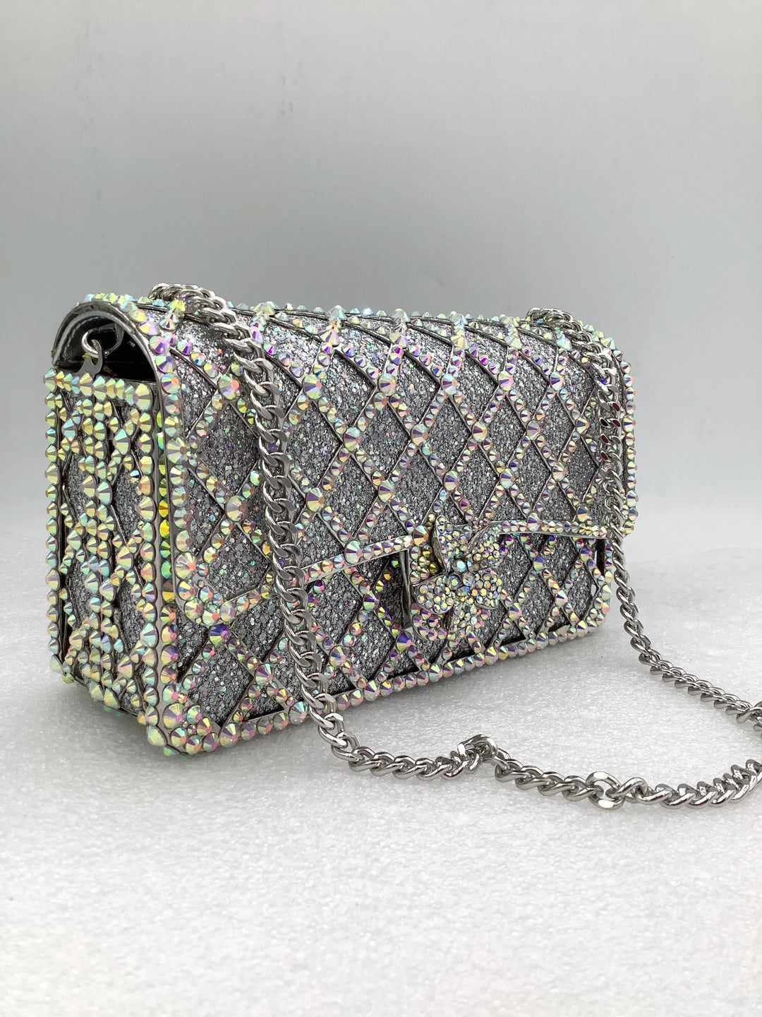 Sequin bag with diamond pattern and flower decoration