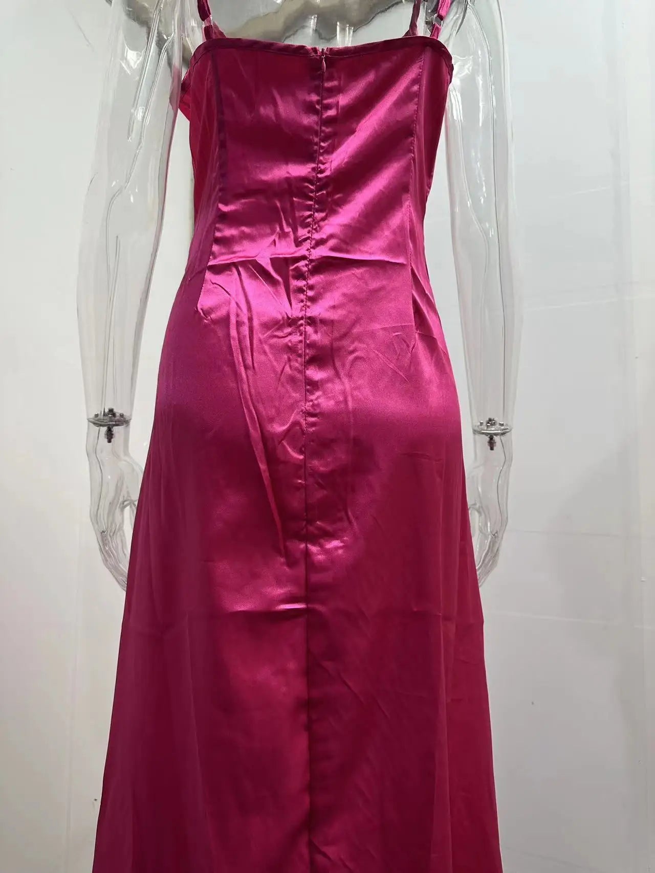 שמלת מקסי סאטן בגזרת A בעיצוב קיפולים ושסע עמוק - אנסטסיה