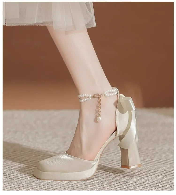 נעלי עקב קטיפה בעיטור פנינים ופפיון - ויטה