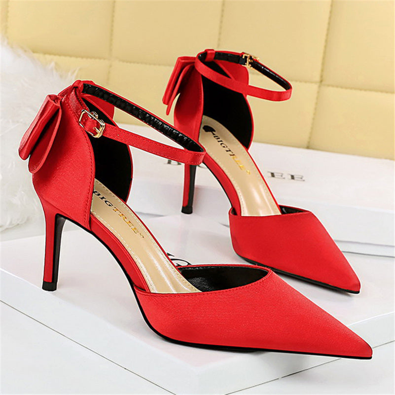 נעלי עקב שפיץ בד משי בעיטור פפיון - BIANCA