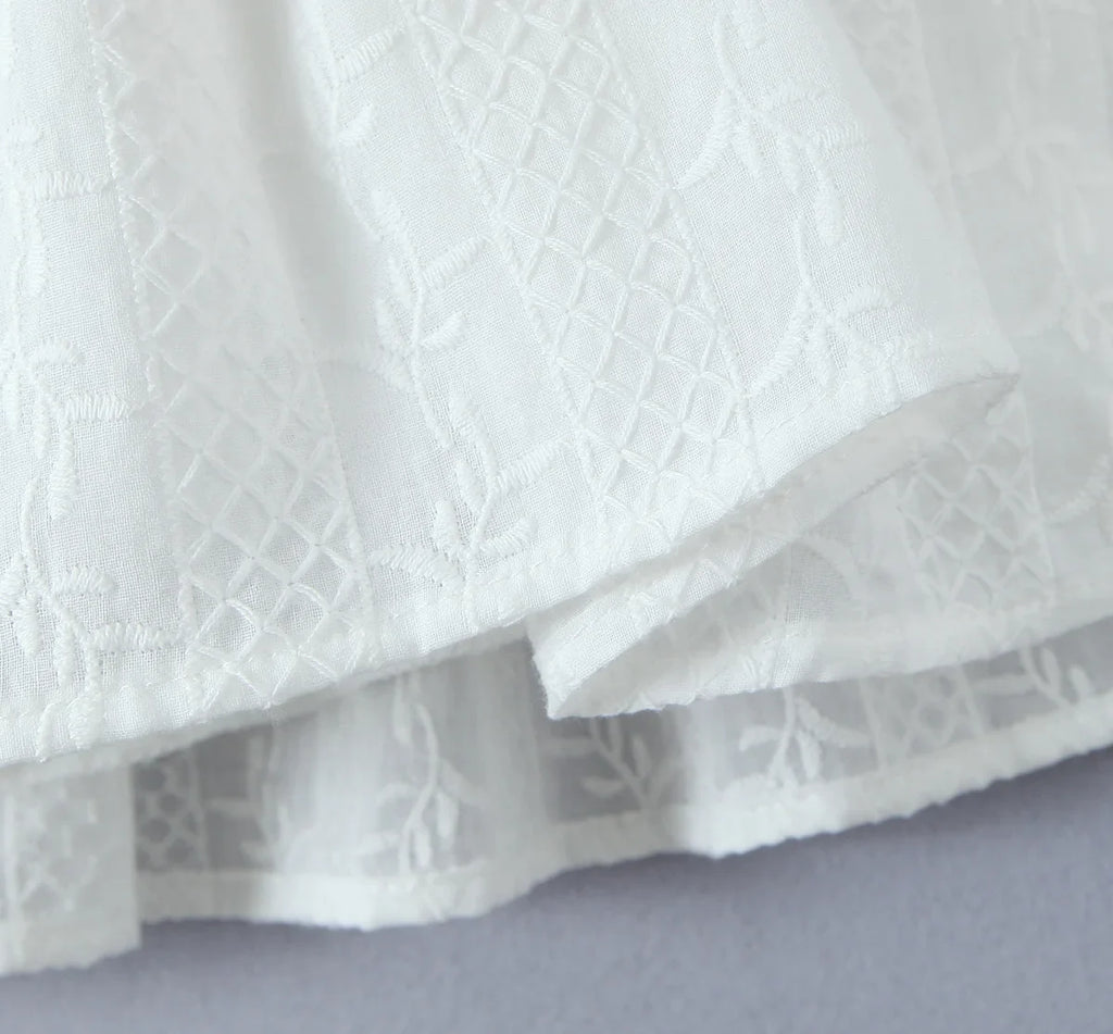 שמלת מיני בעיצוב רקמה בעיטור כפתורים - שקד