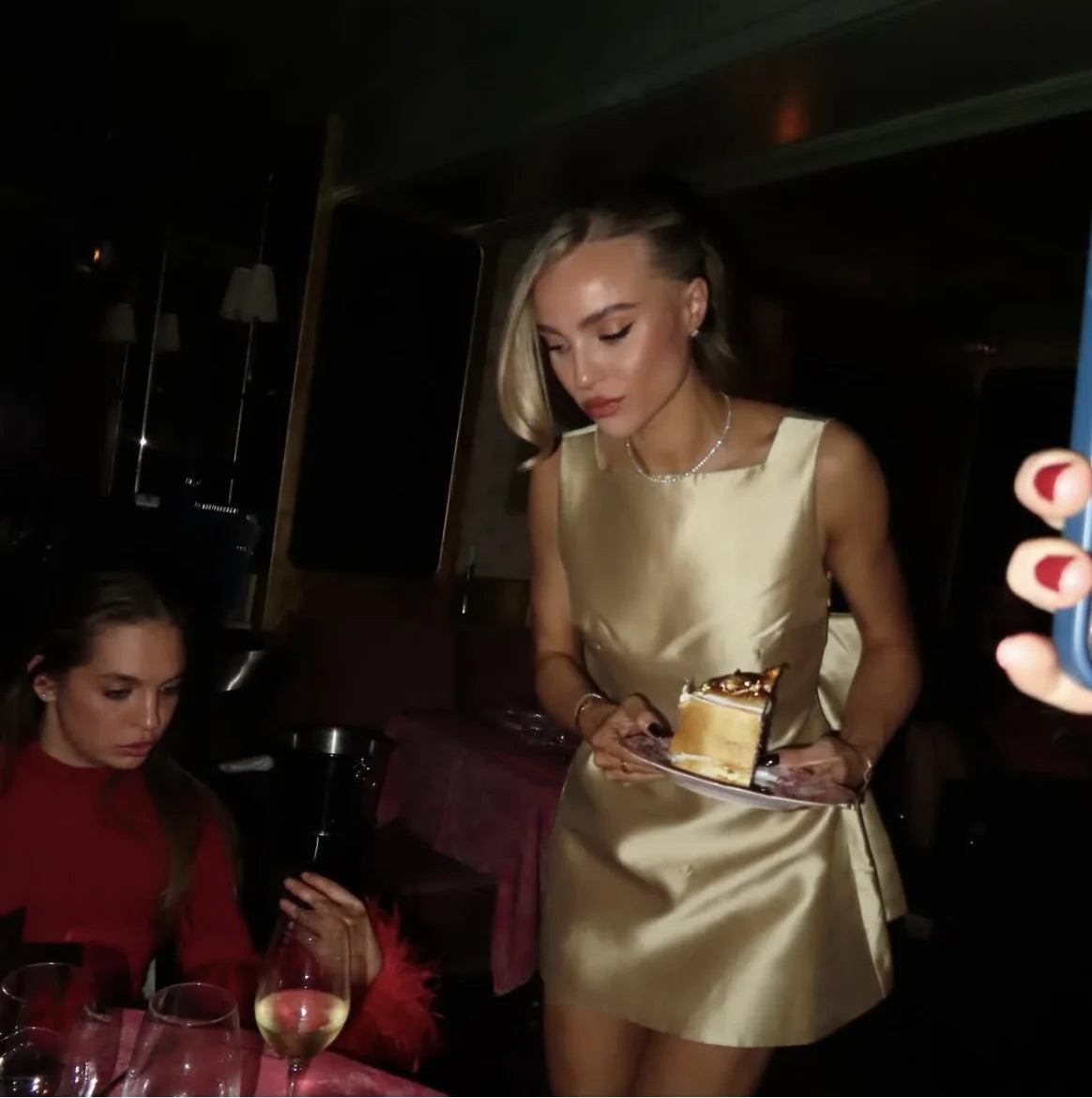 שמלת מיני סאטן בגזרת A בעיטור פפיון בגב - Faye