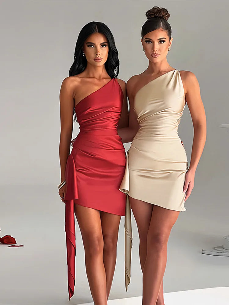 שמלת מיני סאטן כתפיה אחת בעיצוב אסימטרי - שובלי