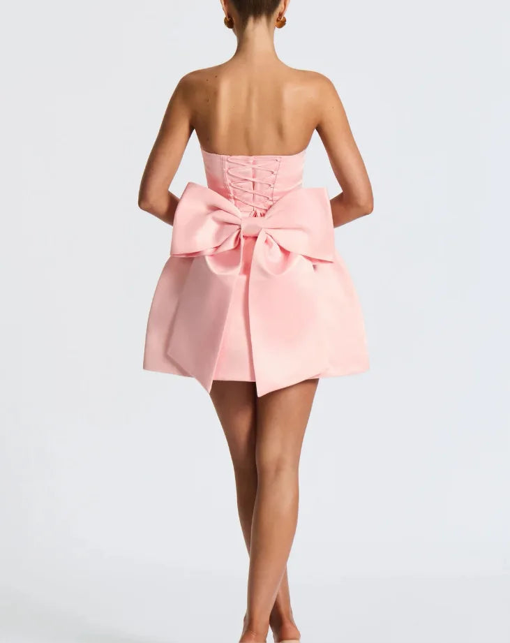 שמלת מיני סאטן בגזרת A בעיטור פפיון קשירה בגב להצמדה במותן - ליליה