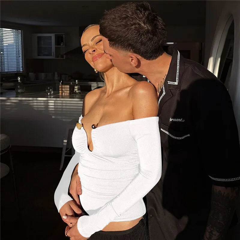 חולצה צמודה כתפיים חשופות בעיטור אבזם - סטייס