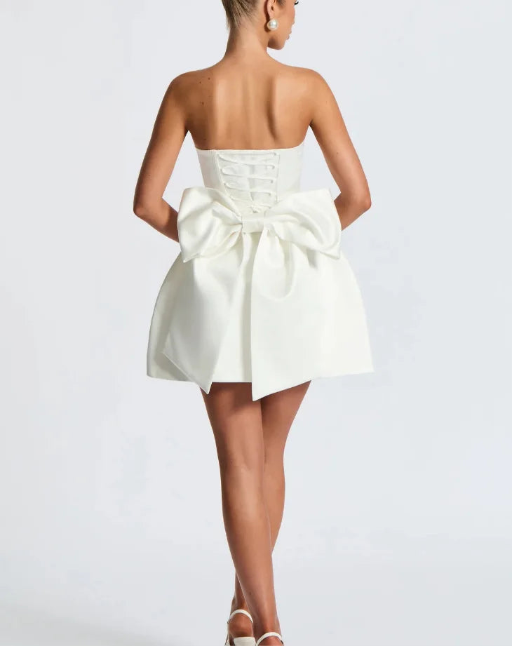 שמלת מיני סאטן בגזרת A בעיטור פפיון קשירה בגב להצמדה במותן - ליליה