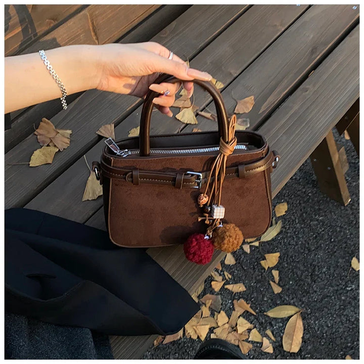 Suede bag with retro design + accessories