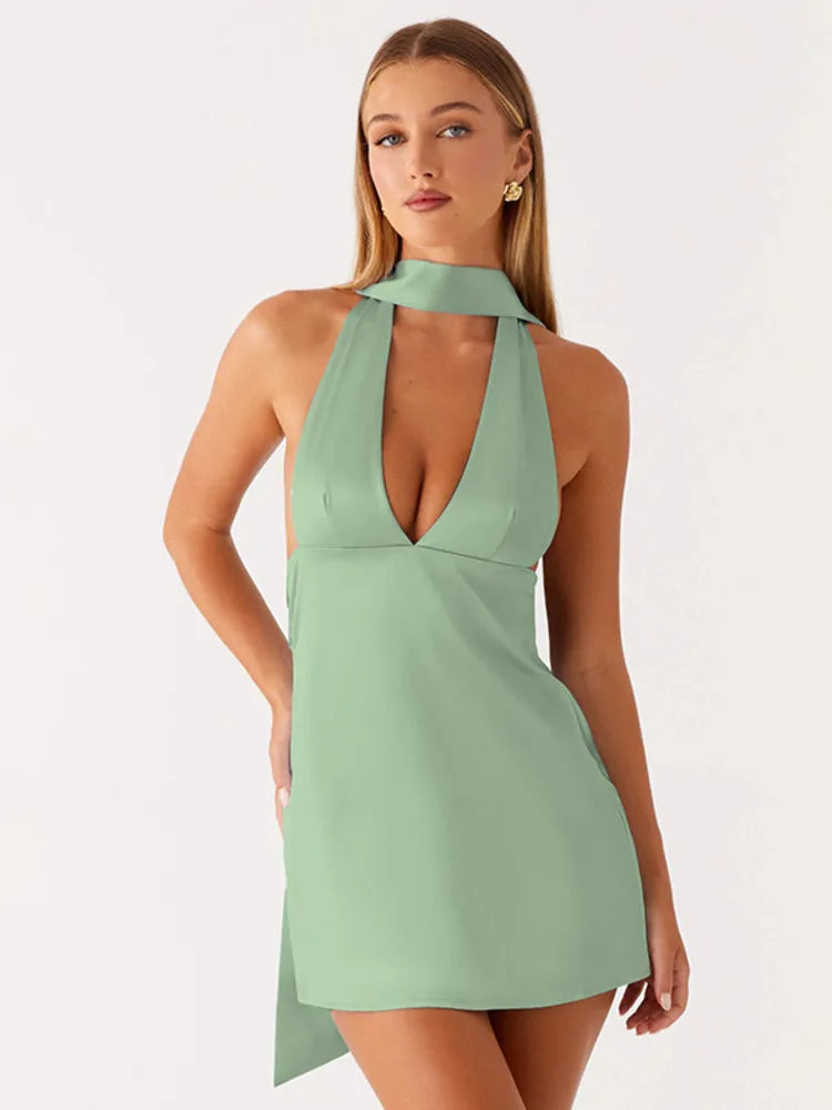 שמלת מיני סאטן מחשוף V בעיטור צעיף תואם - קרינה