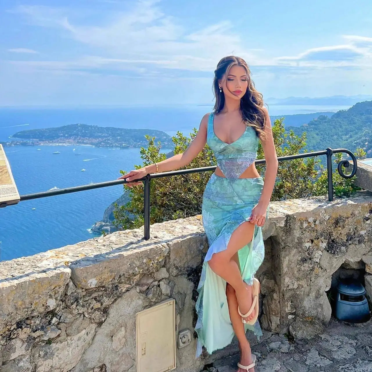 סט שני חלקים בהדפס טרופי טופ וחצאית מקסי מלמלה בעיצוב שסע - MAYA