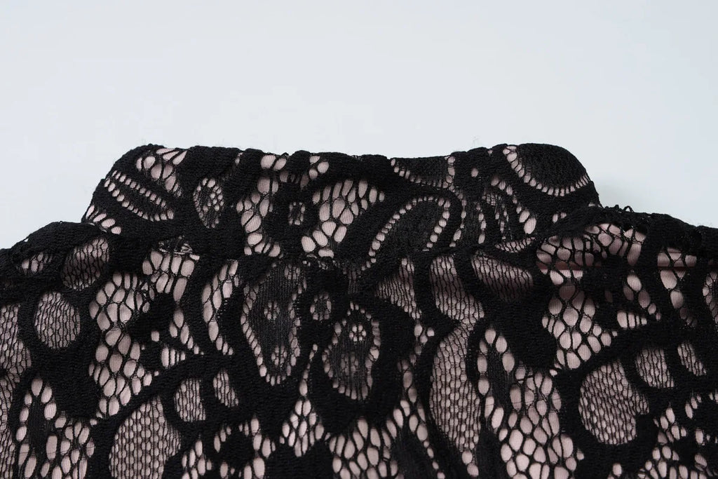 שמלת מיני תחרה צווארון גולף בעיטור כפתור - קימורה