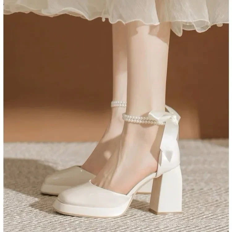 נעלי עקב דמוי עור מבריקות בעיטור פנינים ופפיון - ויויאן