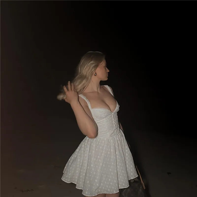 שמלת מיני סטייל כפרי בגזרת A בעיצוב רקמת פרחים - אמנדה