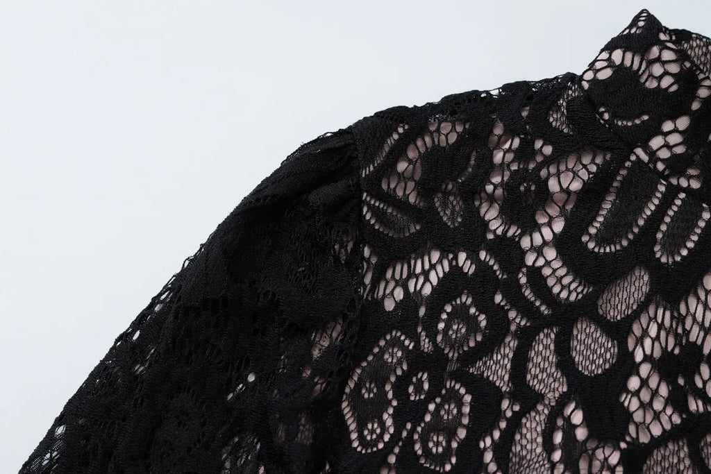 שמלת מיני תחרה צווארון גולף בעיטור כפתור - קימורה