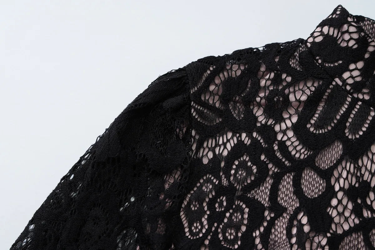 שמלת מיני תחרה צווארון גולף בעיטור כפתור - קימורה