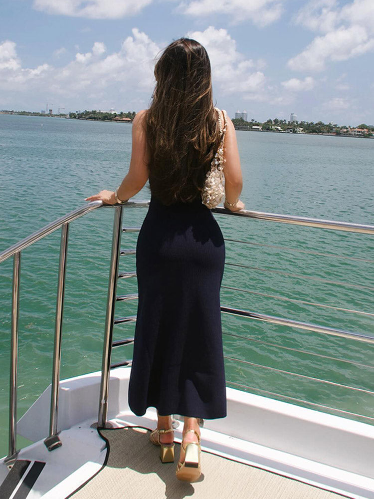 שמלת מידי אלגנטית סרוגה בעיטור כפתורים ושסע קטן - פייר